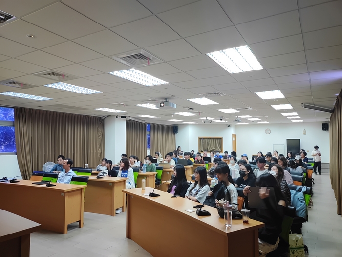 [guest lecture] From Close Reading to Distant Reading: A Digital Humanities Crash CourseImage